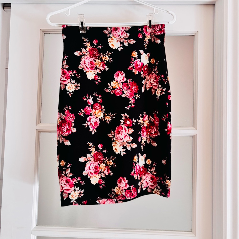 #63 Elegant Floral Pencil Skirt in Black and Pink